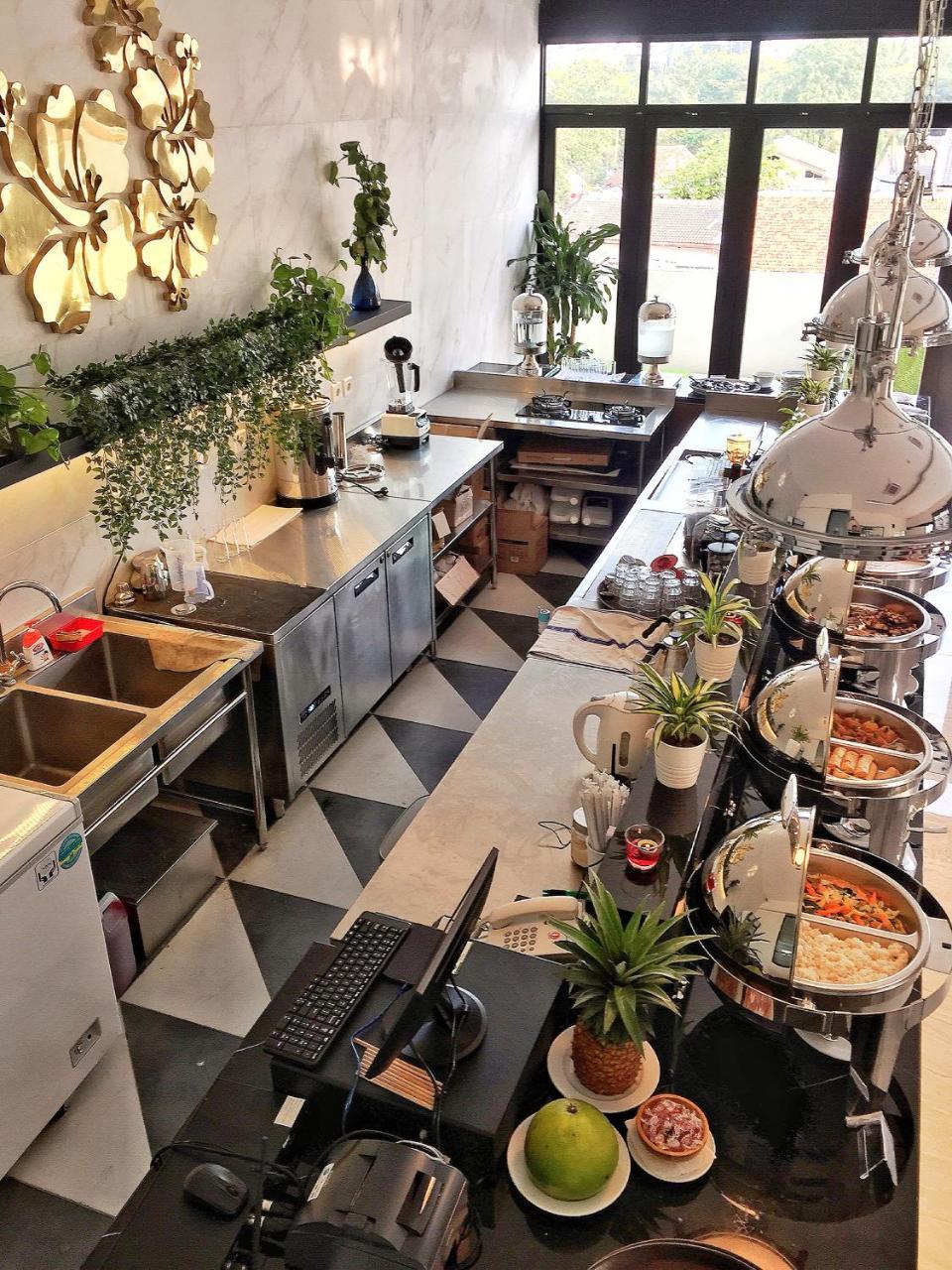 Eightin Hotel Sudirman Джакарта Экстерьер фото